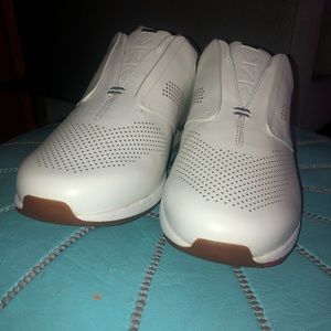 Like new Kiziks in box